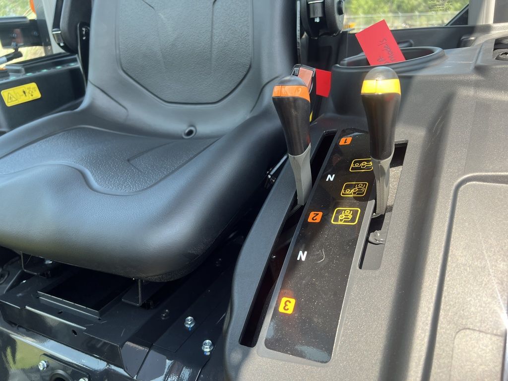 YANMAR TRACTOR YT235VXHIC-T YT235C HST CAB IND TIRES LDR:040757